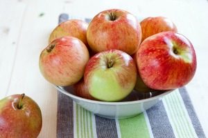 delicious and healthy apples in a bowl