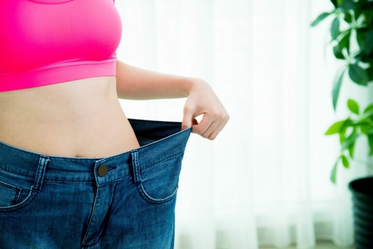 How to Lose Weight Quickly and Safely showing pants too large