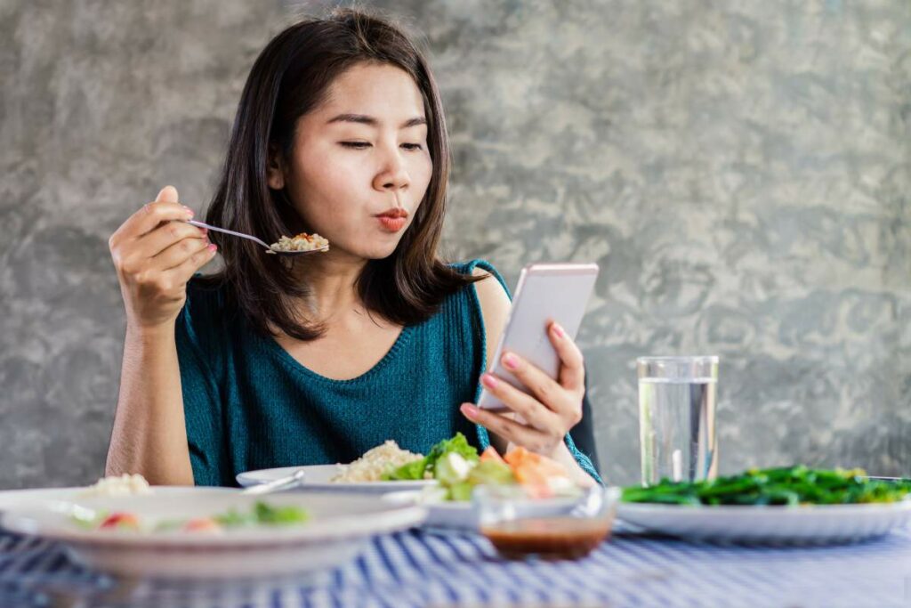 Psychological Benefits of Mindful Eating turn off distractions