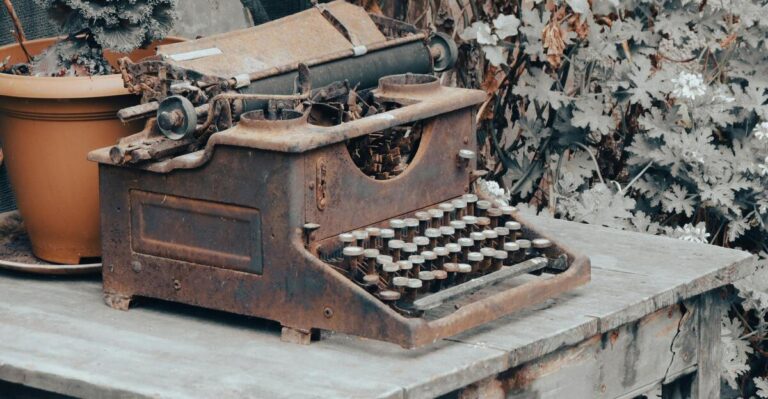 19 Antique Typewriters Collectors Truly Value