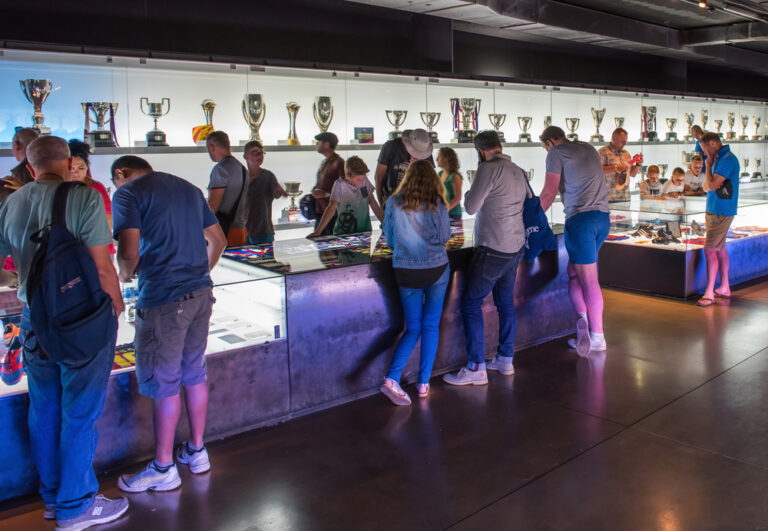 10 Essential Resources for Sports Memorabilia Collectors