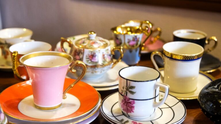 10 Famous Pottery Makers Known for Antique Dishware