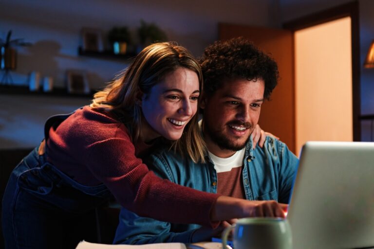 8 Internet Moments From the Early 2000s That Feel Surreal Now