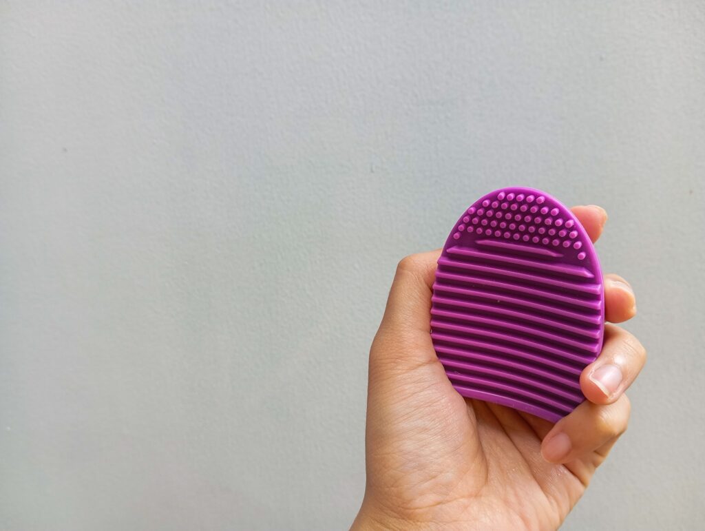 Silicone face scrubber