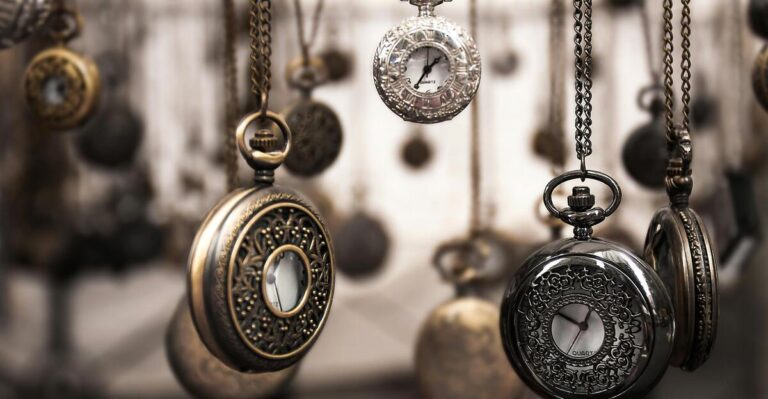 12 Unusual Vintage Accessories You’ll Love to Collect
