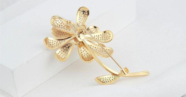 12 Vintage Brooches That Elevate Any Outfit