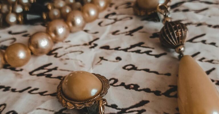 16 Must-Have Vintage Accessories to Complete Your Collection