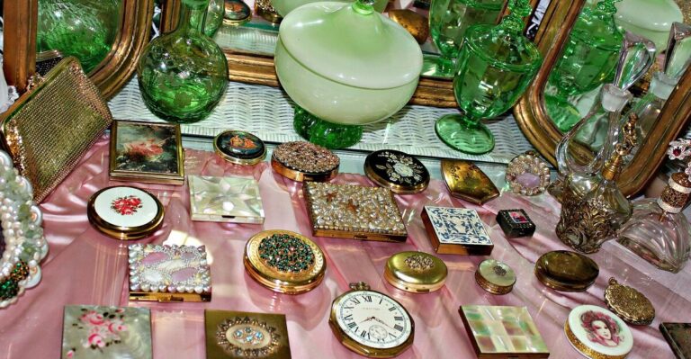 10 Beautifully Designed Vintage Compacts That Belong in a Collection