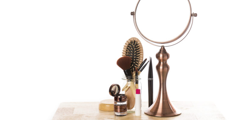 11 Gorgeous Vintage Makeup Sets That Are Totally Display-Worthy
