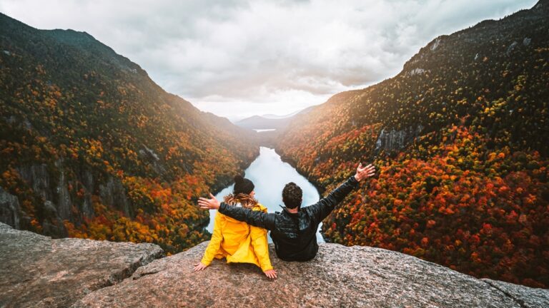 15 Seasonal Packing Essentials for International Travel in Autumn