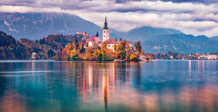 11 Lakes That Turn Into a Mirror of Autumn Leaves