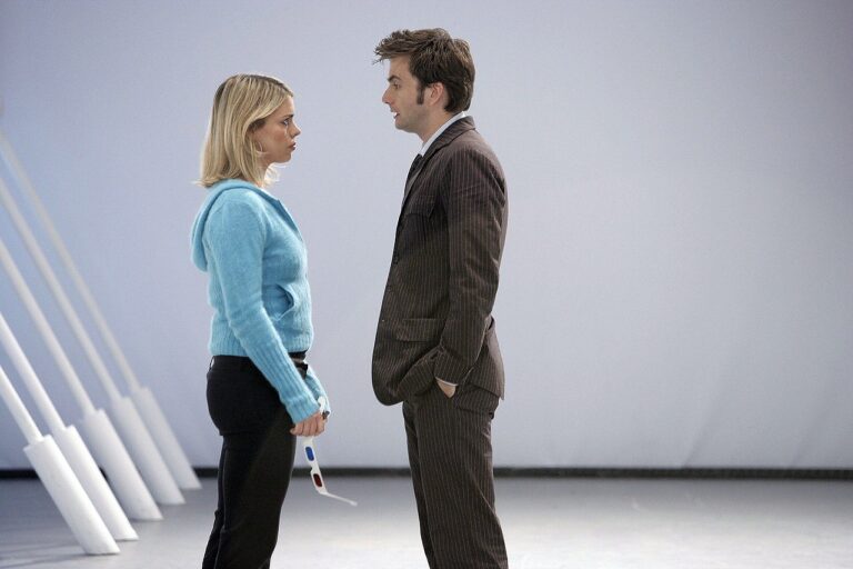 10 Sci-Fi TV Couples That Fans Still Obsess Over