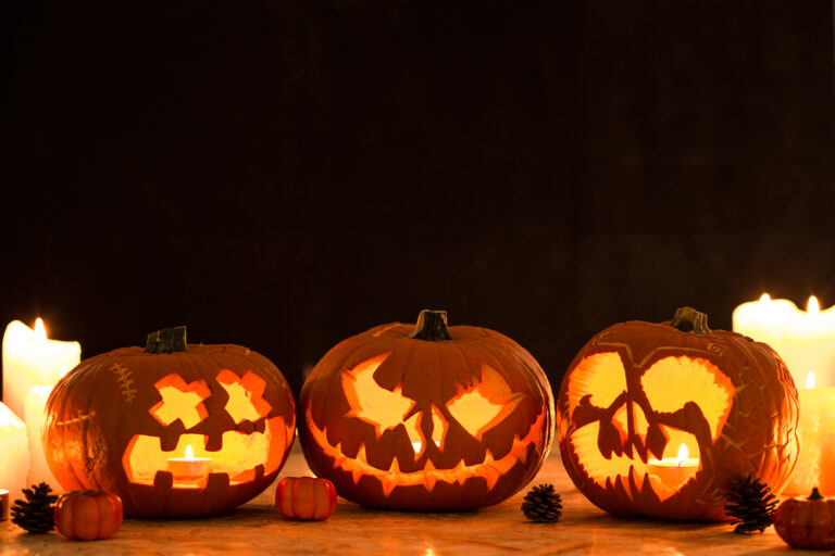 10 Yard Displays That Mix Pumpkins, Lanterns, and Just a Hint of Spook
