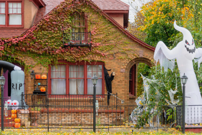 12 Front Yard Displays That Look Spooky Without Being Too Scary