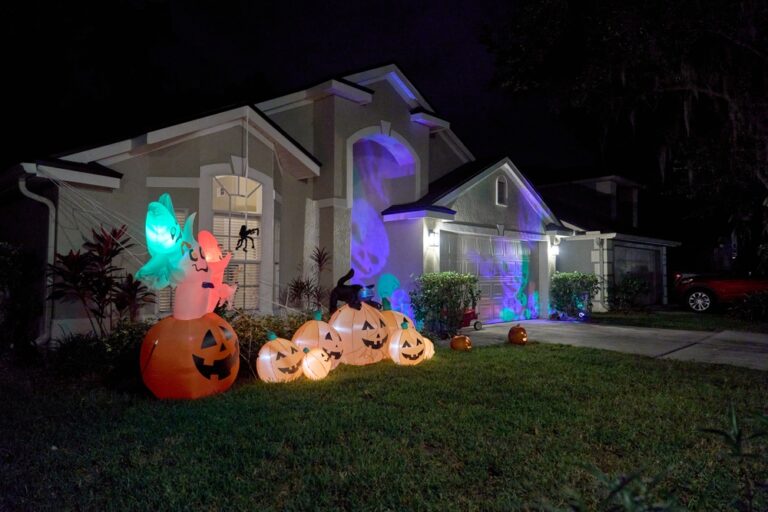 10 Outdoor Halloween Lighting Ideas That Create a Haunted Glow