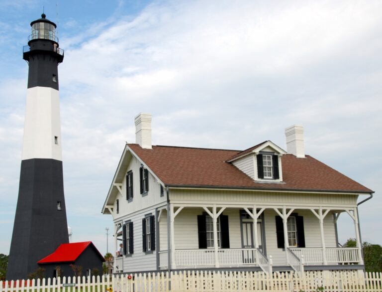 10 U.S. Lighthouse Towns Where Windy Walks Feel Like an Adventure