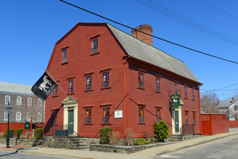 9 Haunted Bars and Restaurants Where Spirits Are on the Menu