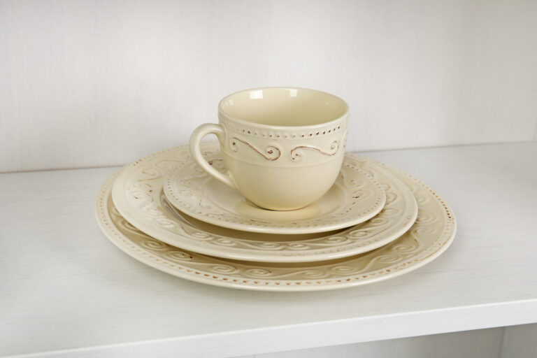 9 Dinnerware Sets That Look More Dated Than Chic