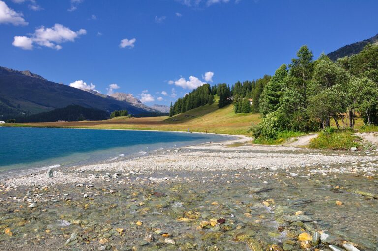 7 Hidden Lakes in Switzerland That Look Straight Out of a Painting