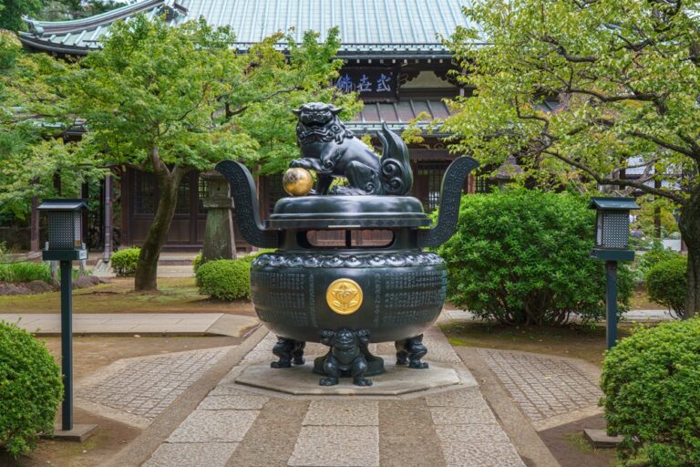 10 Garden Decor Ideas That Look Great Through the Holidays