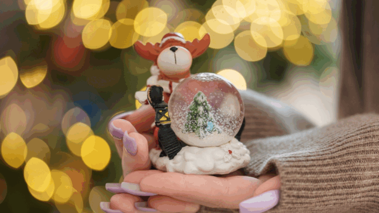 10 Vintage Snow Globes People Love To Collect During Winter