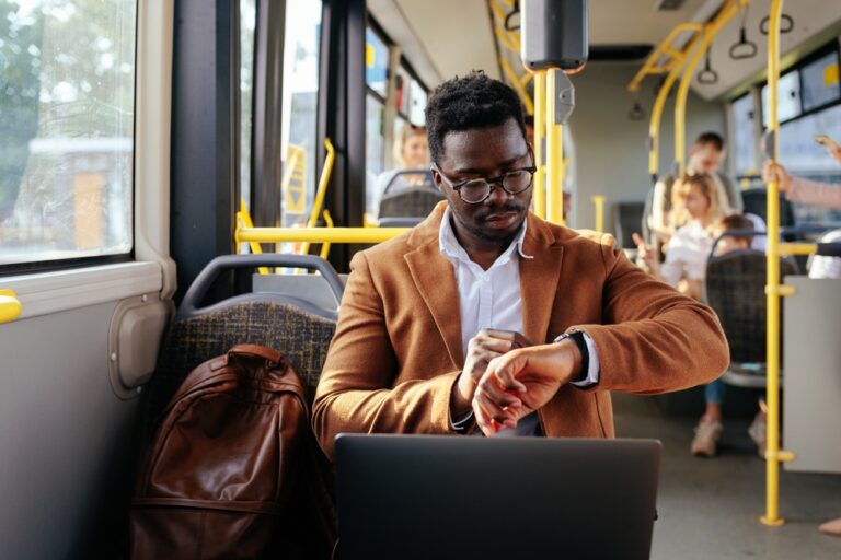 12 Commute Habits That Make the Day Feel Less Long