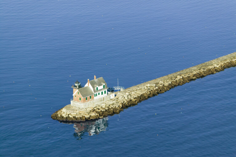 12 U.S. Towns With Lighthouse Walks and Coastal Views in One Easy Day