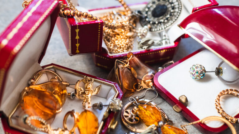 10 Tips for Buying Antique Jewelry Without Overpaying