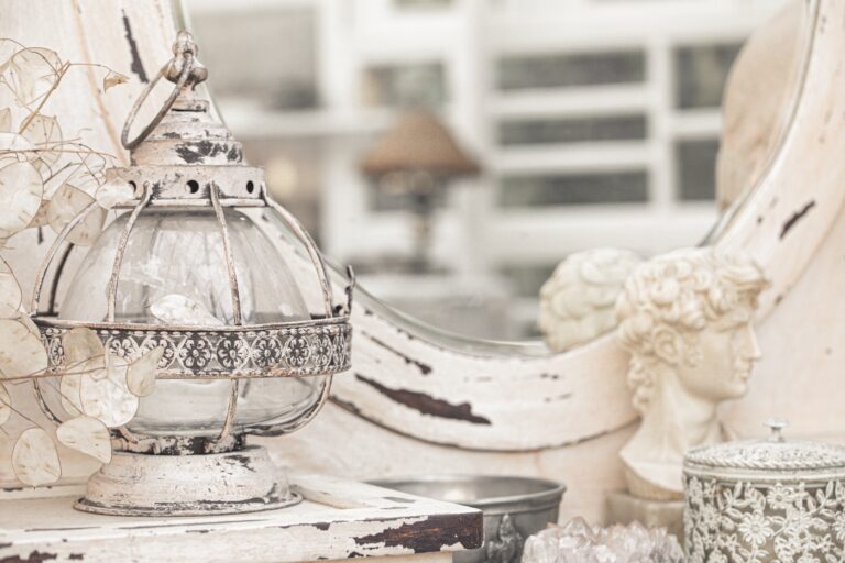 14 Antique Mantel Decor Ideas Using Small Collectible Pieces